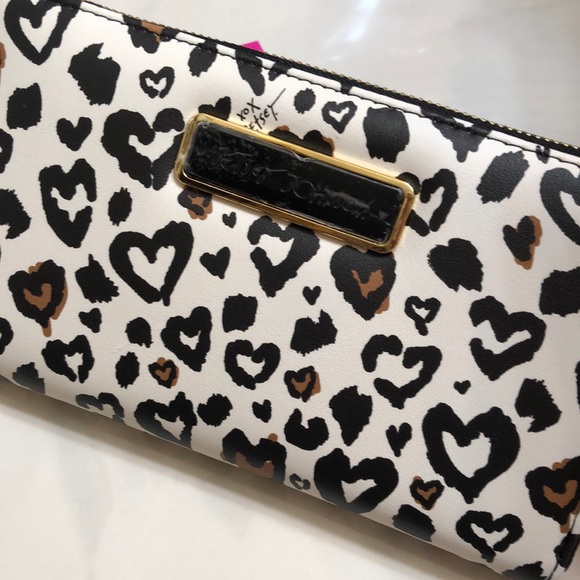 Betsey Johnson Leopard Heart Print White Faux Leather ZA Continental Wallet NWT - Picture 13 of 16